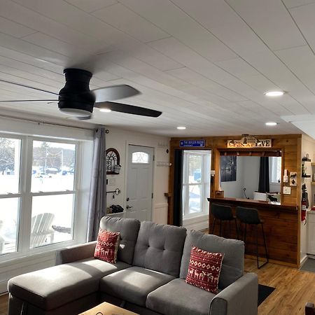 Our Place Up North Bnb ハンツビル エクステリア 写真