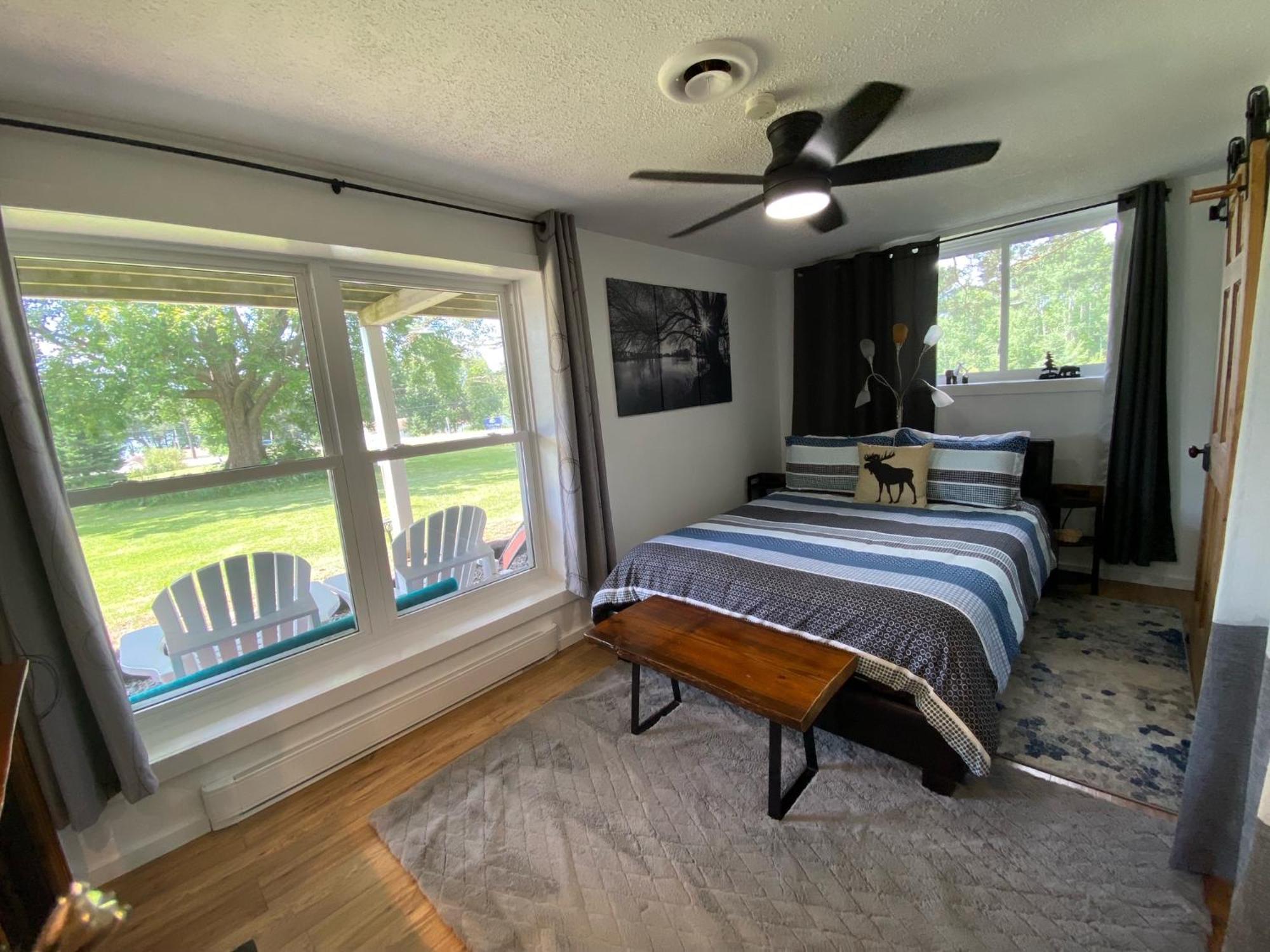 Our Place Up North Bnb ハンツビル エクステリア 写真