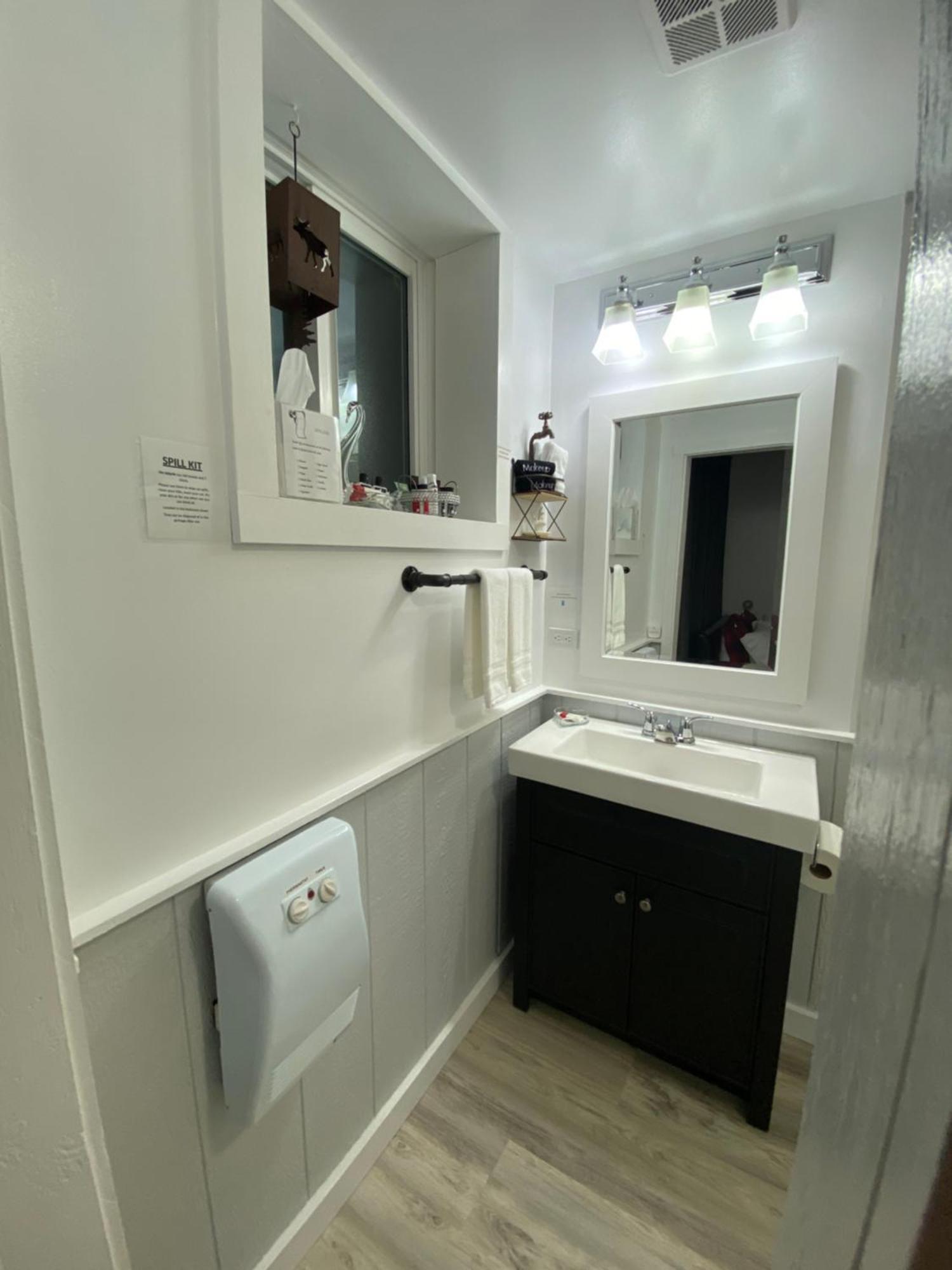Our Place Up North Bnb ハンツビル エクステリア 写真