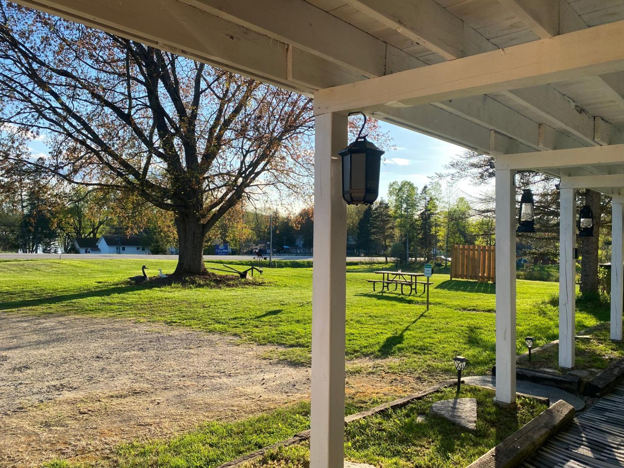 Our Place Up North Bnb ハンツビル エクステリア 写真